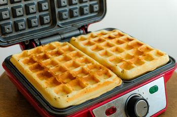 Dodaj odrobinę do ciasta na gofry. Wyjdą delikatne i chrupiące