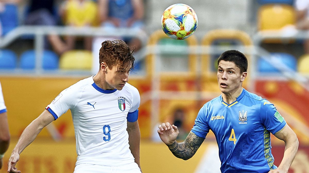 PAP / Adam Warżawa / Na zdjęciu: Andrea Pinamonti (z lewej) i Denys Popow (z prawej)
