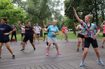Popołudniowa zumba w Parku im. Johanna Heermanna w Lesznie. Każdy mógł skorzystać z zaproszenia