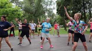Popołudniowa zumba w Parku im. Johanna Heermanna w Lesznie. Każdy mógł skorzystać z zaproszenia