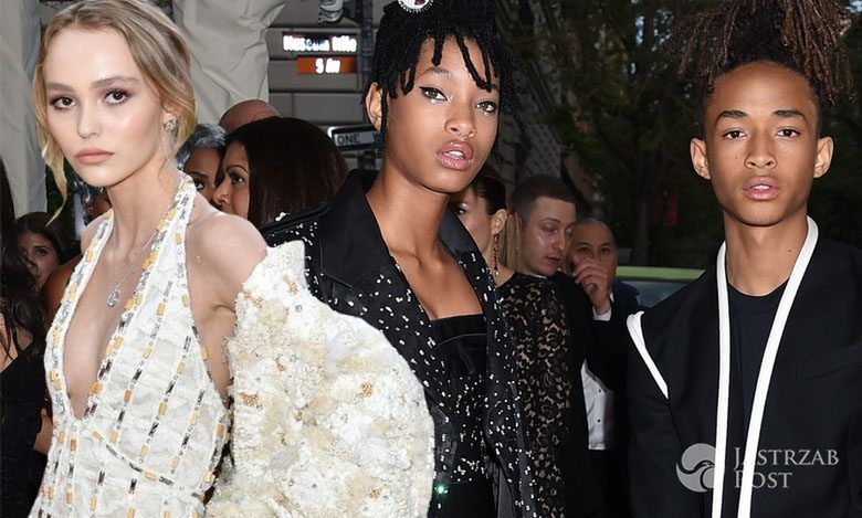 Lily- Rose Depp (w kreacji Chanel i butach Gianvito Rossi) oraz Willow Smith (w kreacji Chanel) i Jaden Smith (w kreacji Louis Vuitton), MET Gala 2016 (fot. East News, ONS)