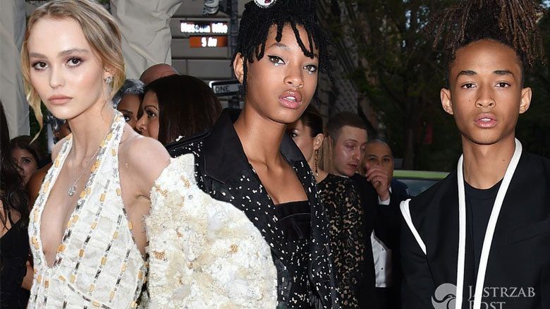 Lily- Rose Depp (w kreacji Chanel i butach Gianvito Rossi) oraz Willow Smith (w kreacji Chanel) i Jaden Smith (w kreacji Louis Vuitton), MET Gala 2016 (fot. East News, ONS)