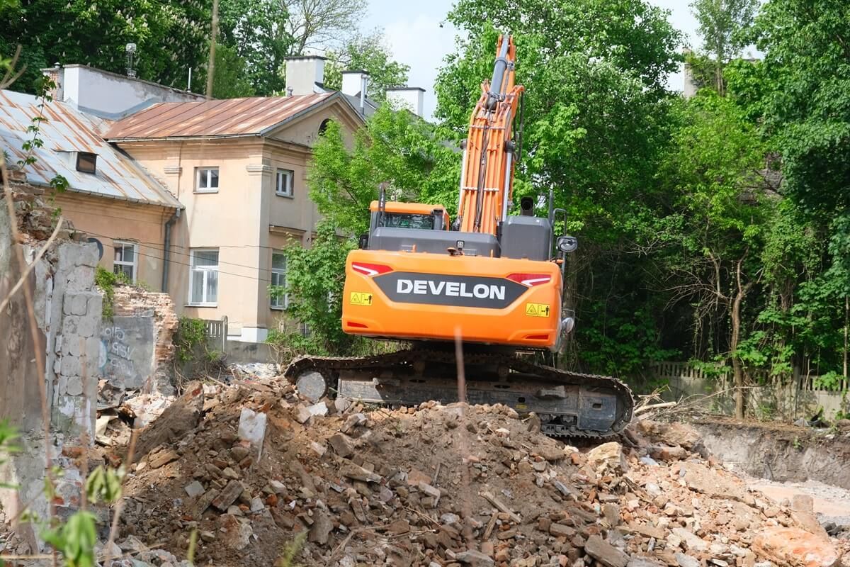 Rozbiórka budynków dawnej łaźni Łabęckich przy ul. Farbiarskiej