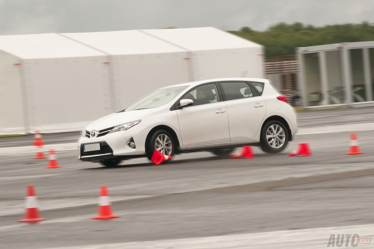 Toyota Auris, Opel Astra, Ford Focus, Kia Cee'd - testy bezpieczeństwa [relacja autokult.pl]