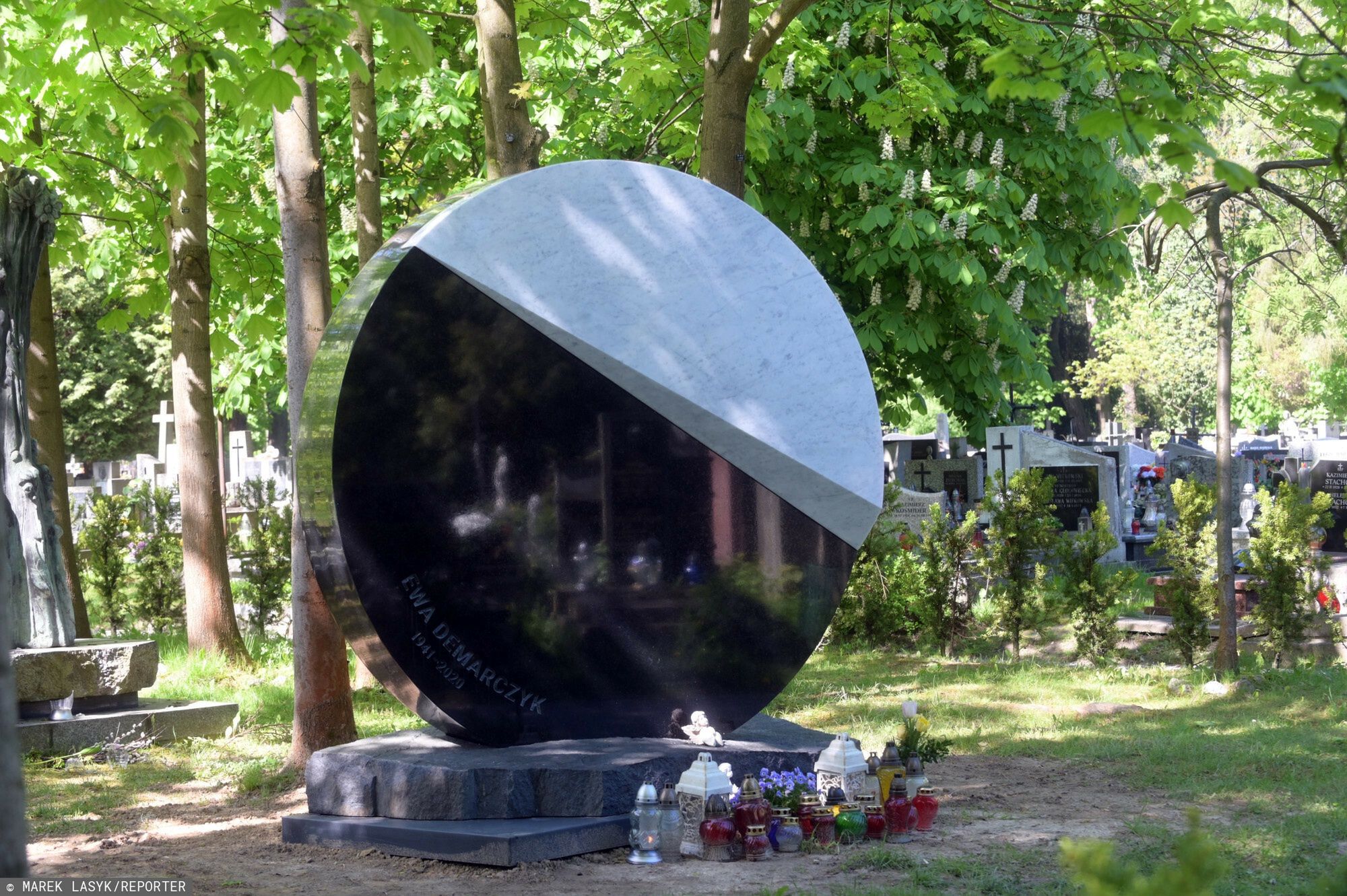 Kontrowersyjny nagrobek Ewy Demarczyk na Cmentarzu Rakowickim w Krakowie