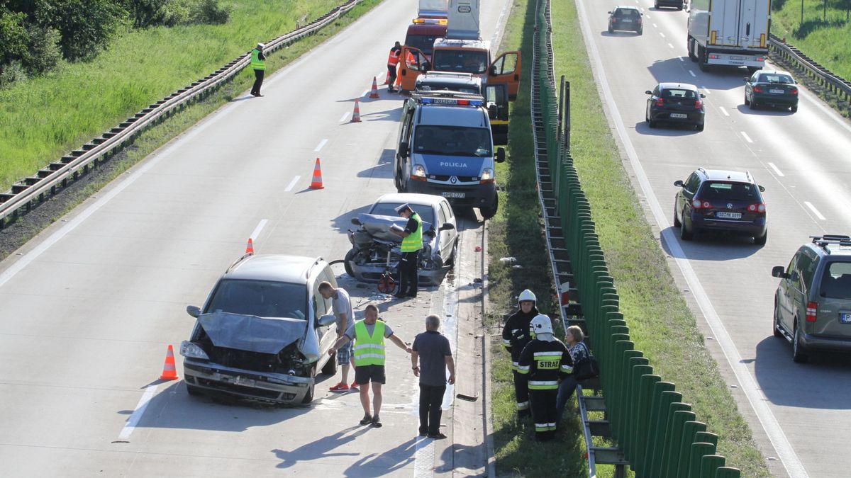 Do najechania na jadący przed nami samochód dochodzi głównie przez niezachowanie odpowiedniej odległości. Często zdarza się to na autostradzie, ale takie zachowanie niebezpieczne jest praktycznie wszędzie
