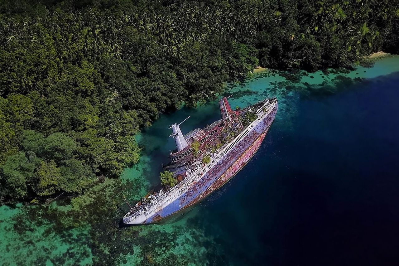 Na zdjęciu widać wrak statku MS World Discoverer, który zatonął w 2000 r. Leży u wybrzeży Wysp Salomona.