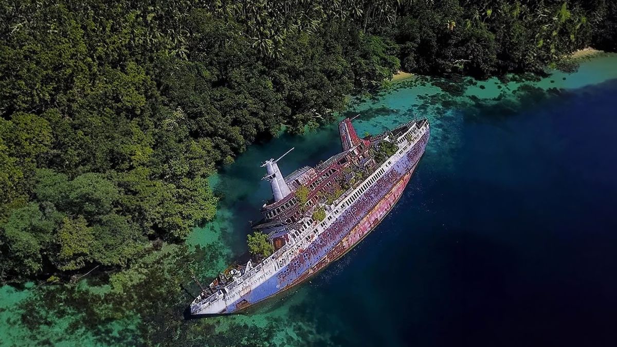Na zdjęciu widać wrak statku MS World Discoverer, który zatonął w 2000 r. Leży u wybrzeży Wysp Salomona.