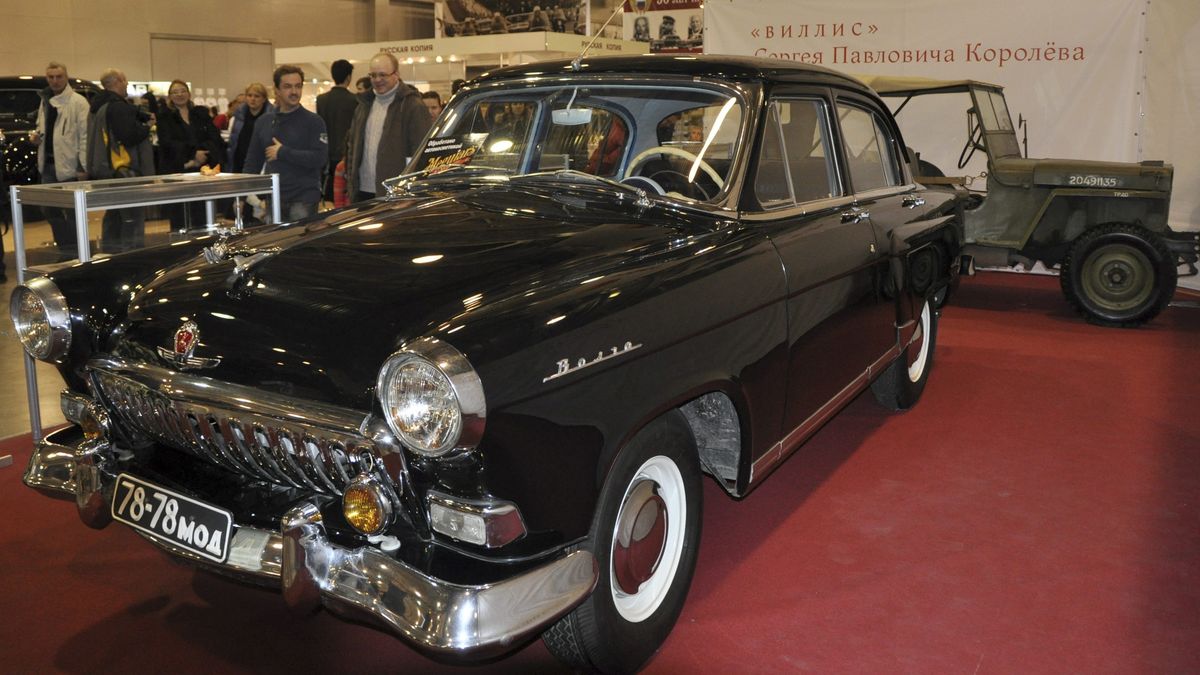 Volha, auto, expozice
Auto v Rusku ani zdaleka neni jen dopravnim prostredkem, ale take symbolem postaveni sveho majitele. Volhu na snimku vlastnil sveho casu prvni kosmonaut Jurij Alexejevic Gagarin, jeep v pozadi patril zase raketovemu konstrukterovi Sergeji Koroljovovi. Vozidla uzivana prednimi osobnostmi sovetske ery jsou v techto dnech k videni na vystave v Moskve.
Dostawca: PAP/CTK
Syrucek Milan
automoto, historie, oldtimer, Rusko, samochód, styl