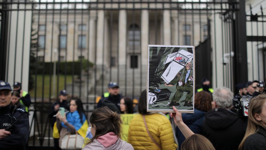 uczestnicy akcjiAlbert Zawadaakcja, ambasada, happening, manifestacja, w warszawie