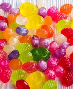 Skusiła się na ofertę darmowych słodyczy. Straciła prawie dwa tysiące złotych