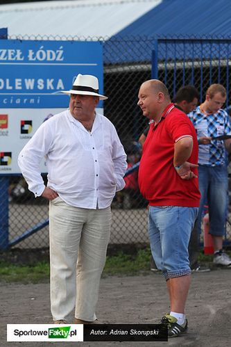 Mirosław Wodniczak (z prawej) nie dopuszcza myśli o degradacji do II ligi. Ostrowskiej drużynie niewiele dały nawet dwa zwycięstwa nad Orłem Łódź