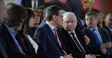 Rząd musi ciąć premie w spółkach, ale nie wie jak. Kłopotliwy nakaz Jarosława Kaczyńskiego