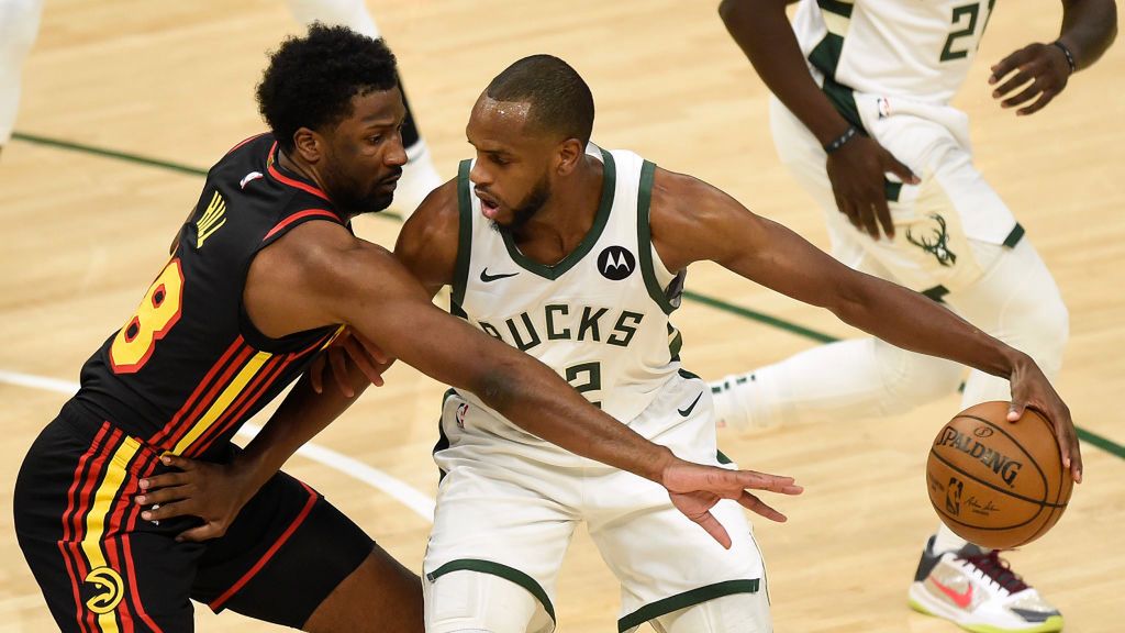 Zdjęcie okładkowe artykułu: Getty Images / Patrick McDermott / Na zdjęciu: Solomon Hill (z lewej) oraz Khris Middleton 