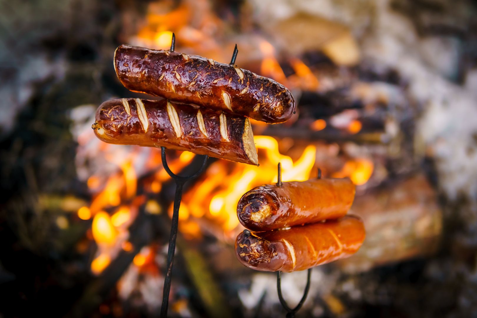 Kiełbasa pieczona w ognisku
