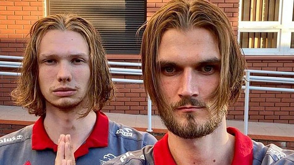 Kłos i Kochanowski 1,5 roku zapuszczali włosy. Teraz oddadzą je na szczytny cel