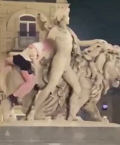 Turysta z Irlandii uszkodził popularny pomnik w Brukseli. Spowodował ogromne straty