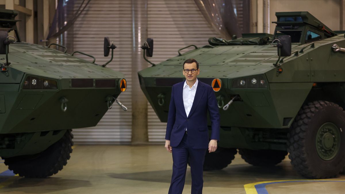 Siemianowice Śląskie, 01.04.2023. Premier Mateusz Morawiecki podczas wizyty w zakładach Rosomak S.A. w Siemianowicach Śląskich, 1 bm. Przedsiębiorstwo zajmuje się produkcją transporterów opancerzonych. (ad) PAP/Zbigniew Meissner