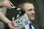 ''Skyfall'': Daniel Craig z bronią i ciałem w tle