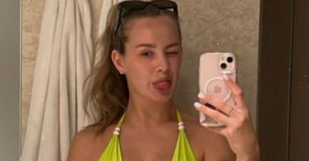 Wiktoria Gąsiewska relacjonuje pobyt na Rodos, wdzięcząc się przed lustrem w skąpym bikini (ZDJĘCIA)