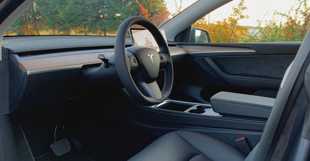 Tesla wzywa do serwisu z powodu poduszek powietrznych