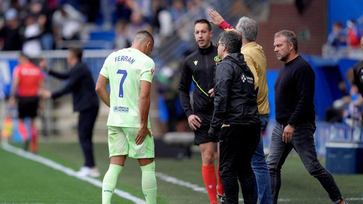 Getty Images / Juan Manuel Serrano Arce / Ferran Torres opuszcza boisko w meczu z Deportivo Alaves