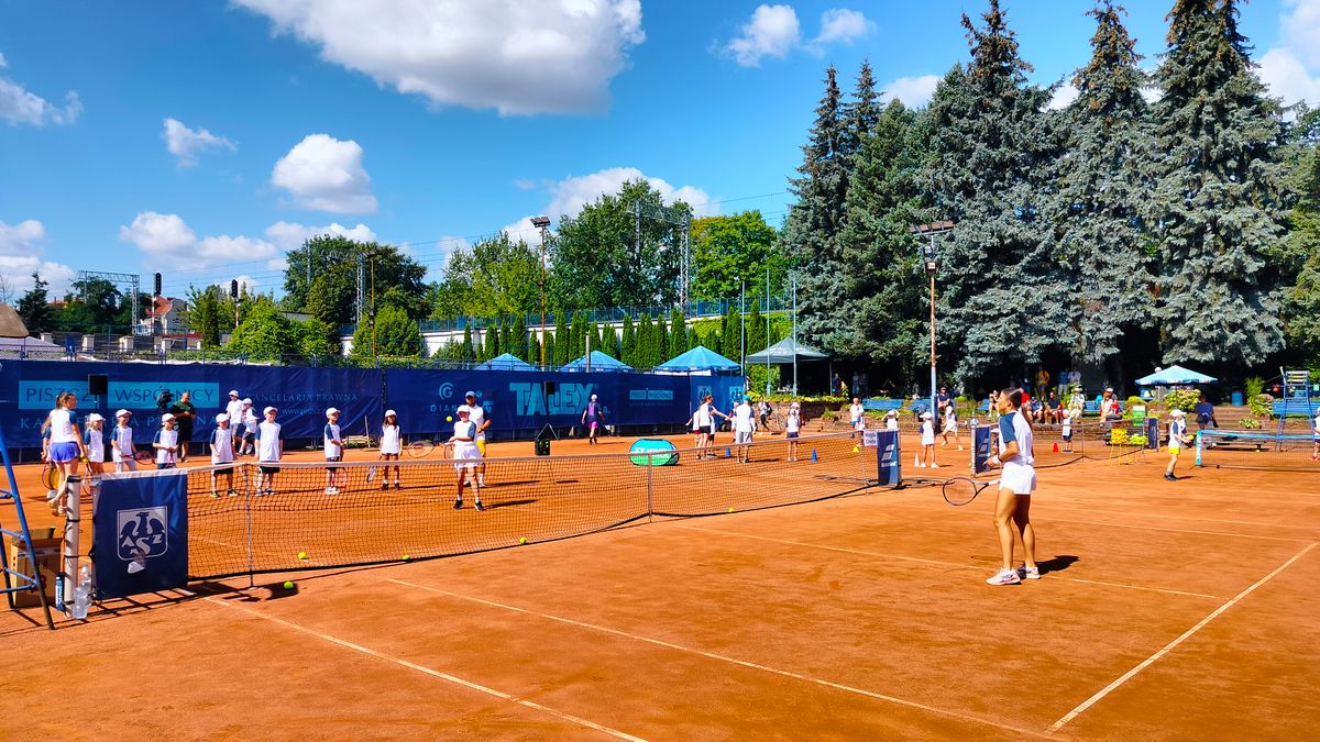 WP SportoweFakty / Mateusz Kmiecik / Na zdjęciu: Magda Linette podczas zajęć z dziećmi