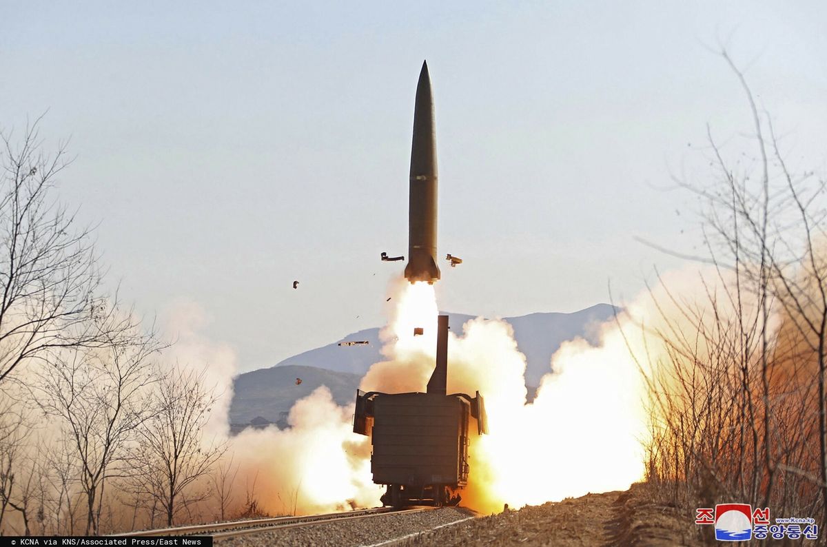 Wystrzelenie rakiet z platformy kolejowej w Korei Północnej 