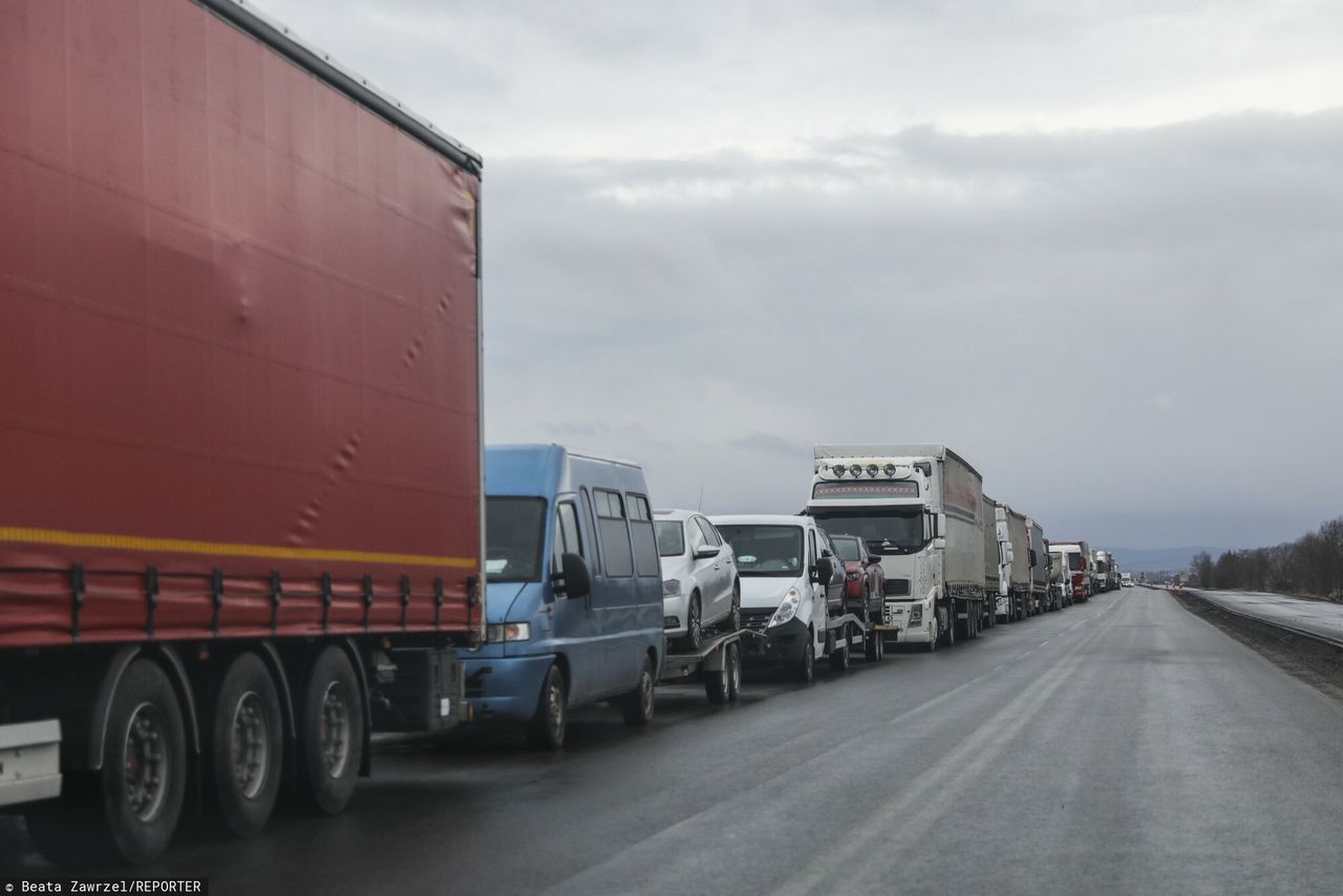 W czwartek rano na przejściu w Medyce nie widać było oznak paniki. W kolejce do przekroczenia granicy stało około 30 tirów. 