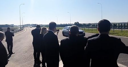 Minister mógł zginąć. Stał na drodze ekspresowej i machał do pędzących samochodów