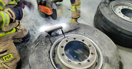 Niespodzianka w kołach ciężarówki. Celnicy potrzebowali pomocy strażaków