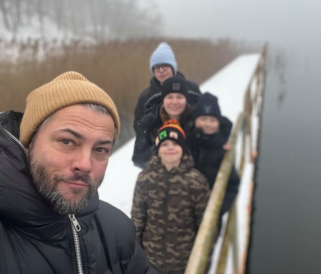 Olivier Janiak na nowych zdjęciu z rodziną