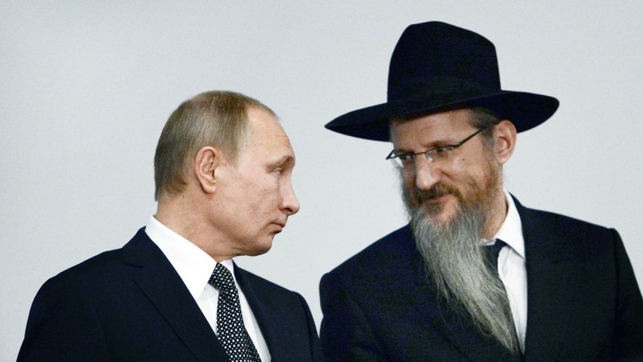 Putin o rocznicy wyzwolenia AuschwitzRussia's chief rabbi, Berel Lazar (R), talks with Russian President Vladimir Putin at the Jewish Museum in Moscow on January 27, 2015. Putin on January 27 slammed what he called attempts to rewrite history as he presided over a politically sensitive ceremony marking the 70th anniversary of the liberation of Auschwitz by Soviet troops.      AFP PHOTO / POOL / VASILY MAXIMOVVASILY MAXIMOV