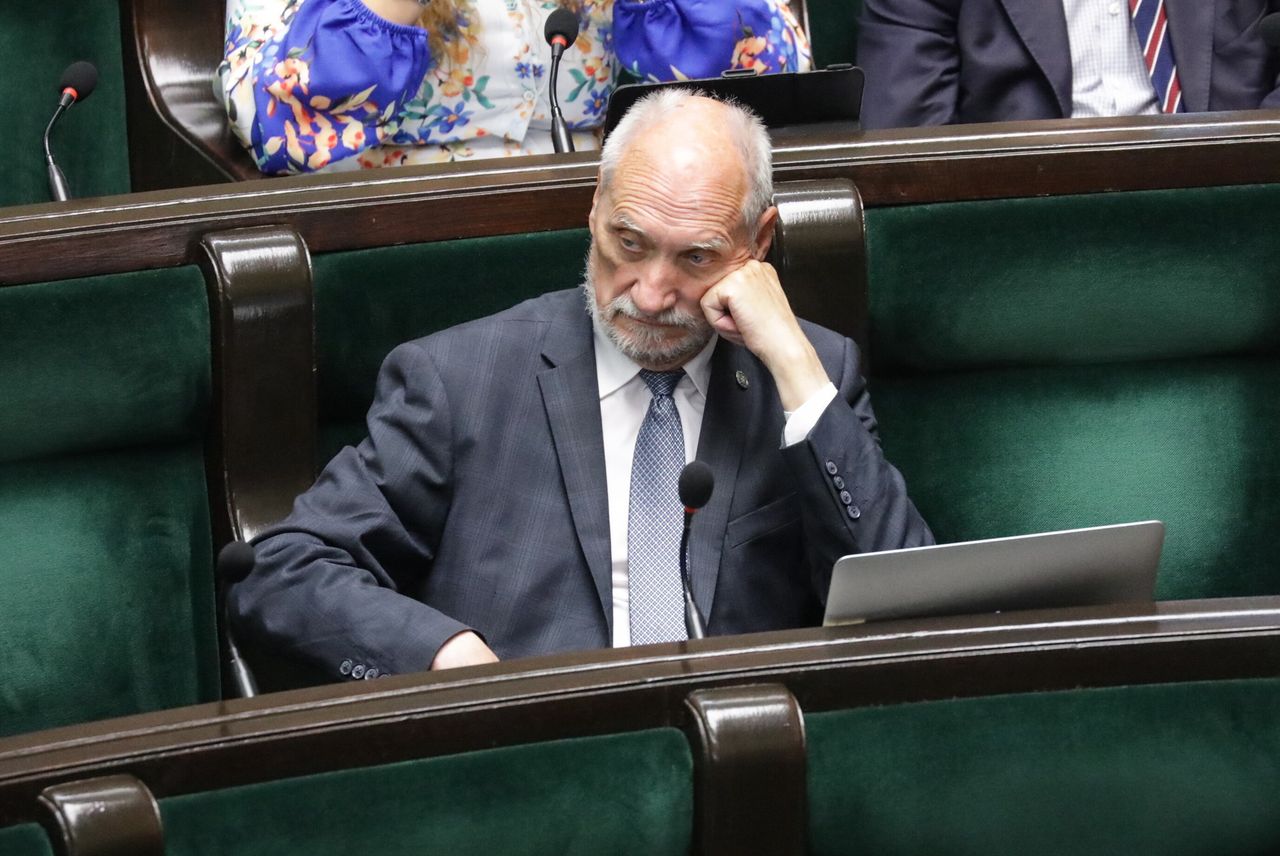 Macierewicz wyszedł na mównicę. Rzucał oskarżenia