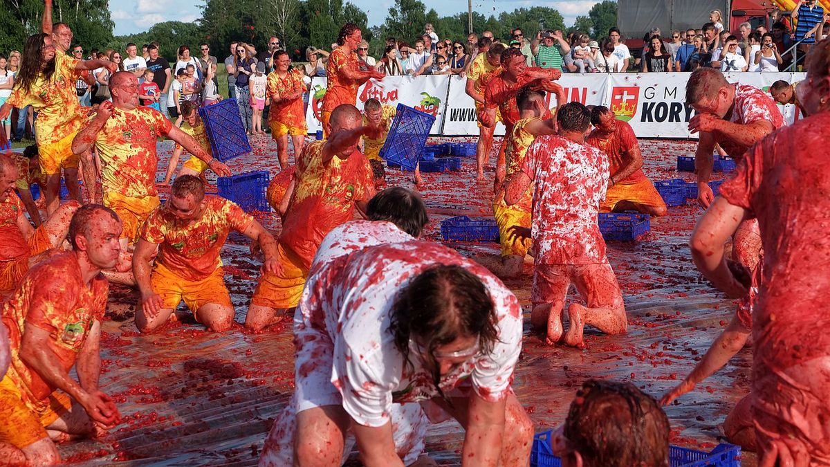 Bitwa Truskawkowa w Korycinie przypomina hiszpańską Tomatinę. Używane są w niej owoce nie nadające się do spożycia.