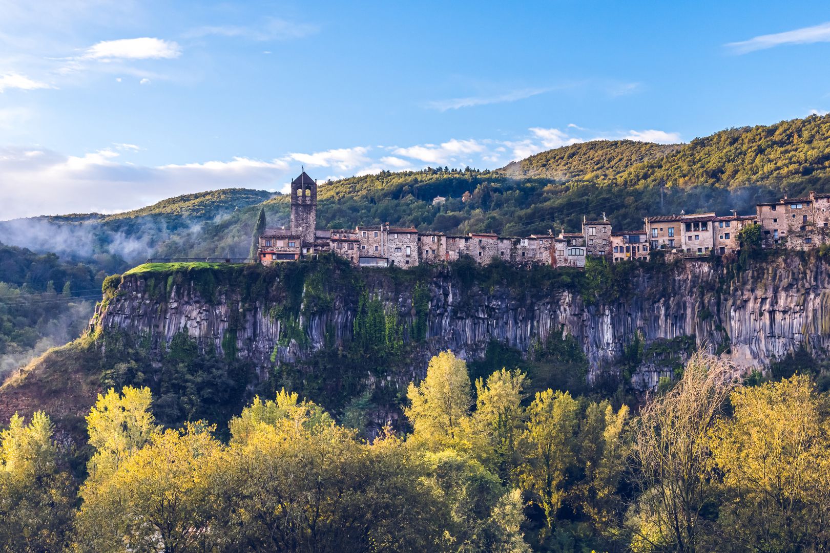 Castellfollit de la Roca znajduje się ok. 60 km od lotniska Barcelona-Girona