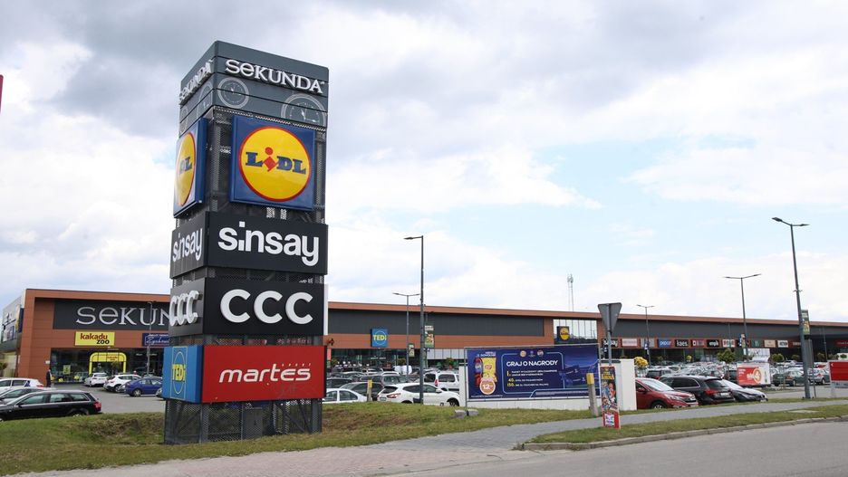 Nowy pawilon handlowy powstanie po drugiej stronie ulicy Reymonta w Jędrzejowie. Na przeciwko obecnej części Galerii Sekunda. Więcej na kolejnych zdjęciach