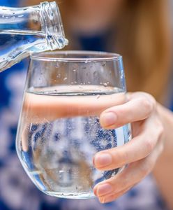 Znana woda źródlana wycofana ze sprzedaży. Sanepid ostrzega