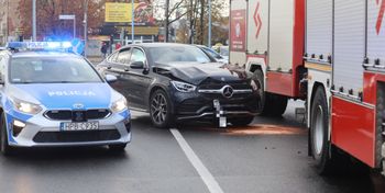 Legnica: Kierowca mercedesa zignorował światła. Uderzył w toyotę