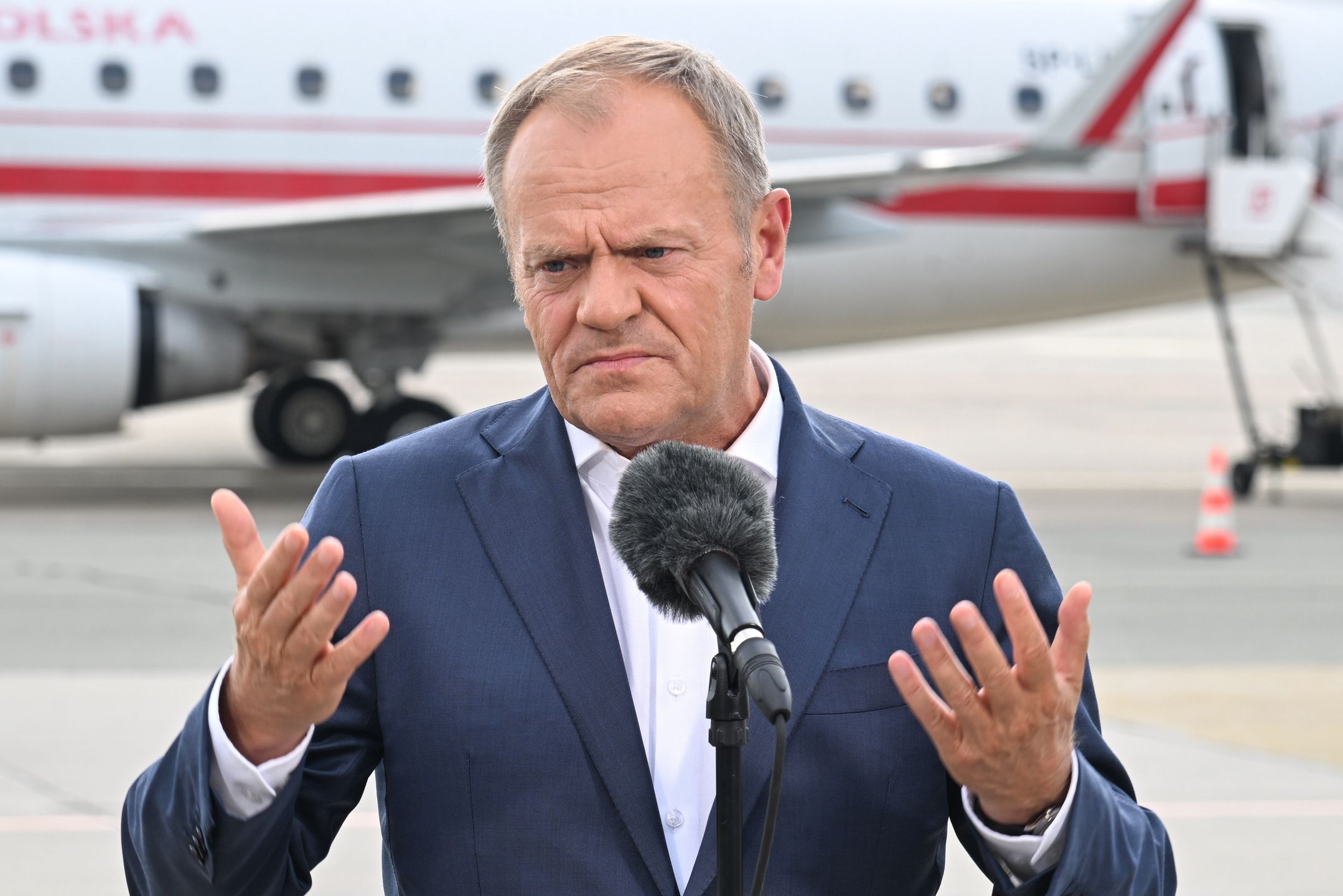 Warszawa, 18.06.2024. Premier Donald Tusk podczas konferencji prasowej na warszawskim lotnisku, 18 bm. Premier Donald Tusk wrócił do kraju z trzydniowej wizyty w Brukseli i Luksemburgu. (sko) PAP/Radek Pietruszka