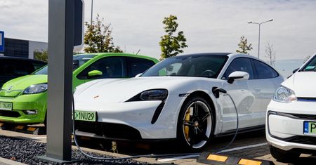 Liczą się osiągi. TOP 10 najlepiej przyspieszających elektryków