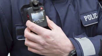 Warszawa: Sąsiad zamienił kamienicę w koszmar