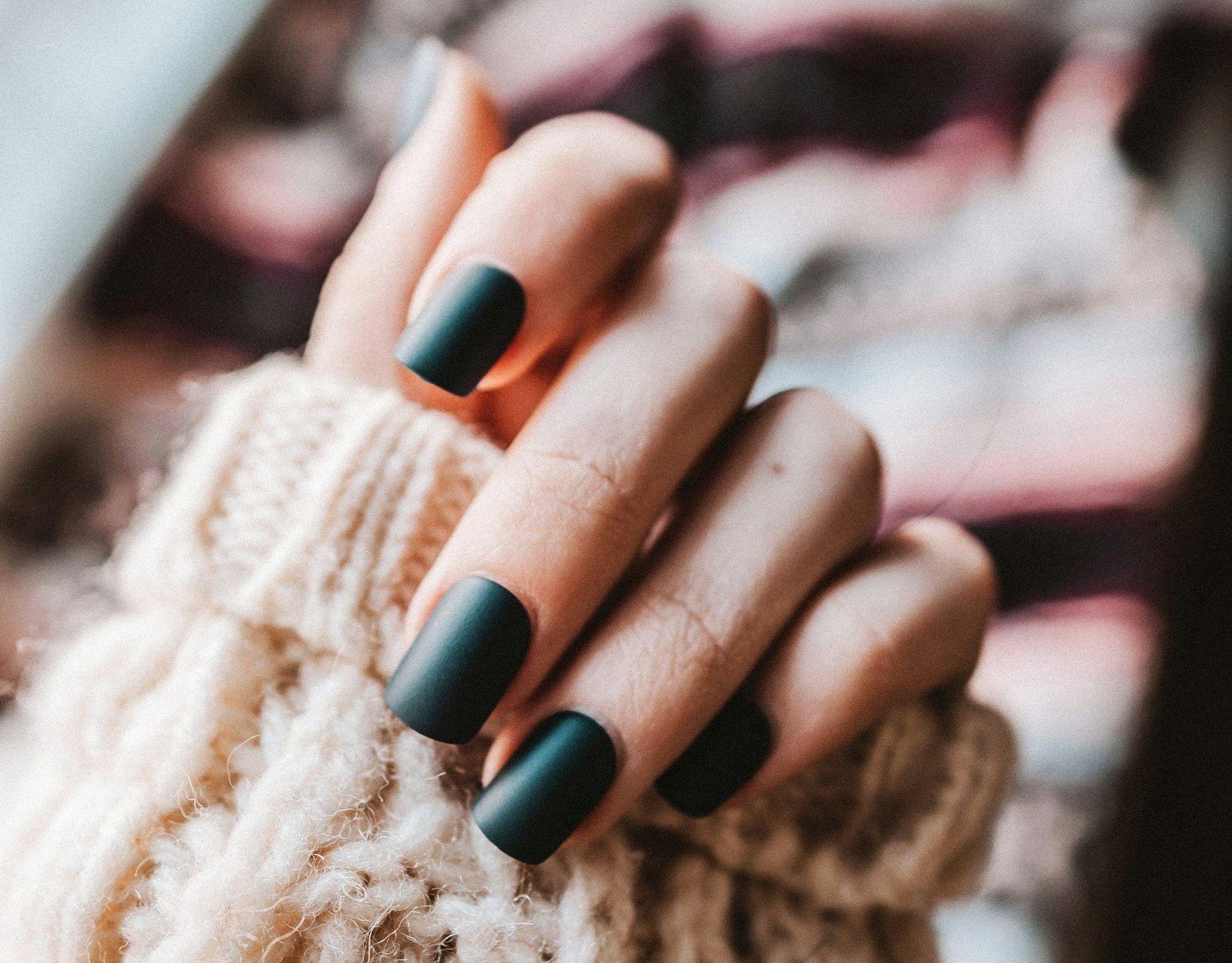 Dla zimowych stylizacji najlepiej sprawdzą się klasyczne kształty paznokci: soft-square lub migdał. Wysmuklają dłonie i dobrze eksponują połysk paznokcia czy użyte ozdoby.