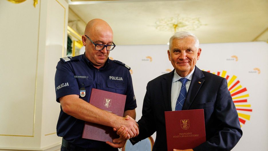 Nadinspektor Kamil Borkowski i prezydent Tadeusz Truskolaski wymieniają się dokumentami odnośnie oddania do dyspozycji policji lokalu przy ul. Barszczańskiej