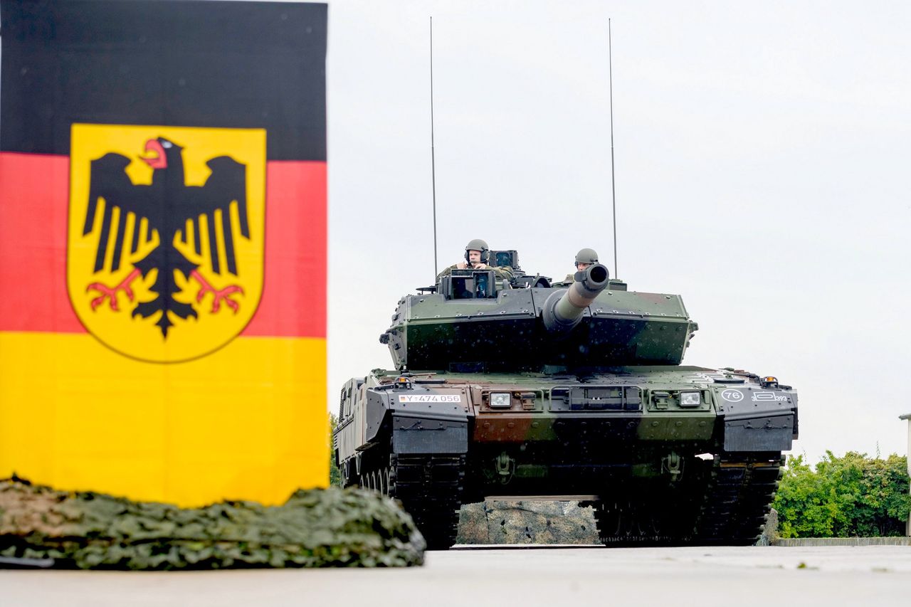 The photograph shows a German Leopard 2 A7V tank.