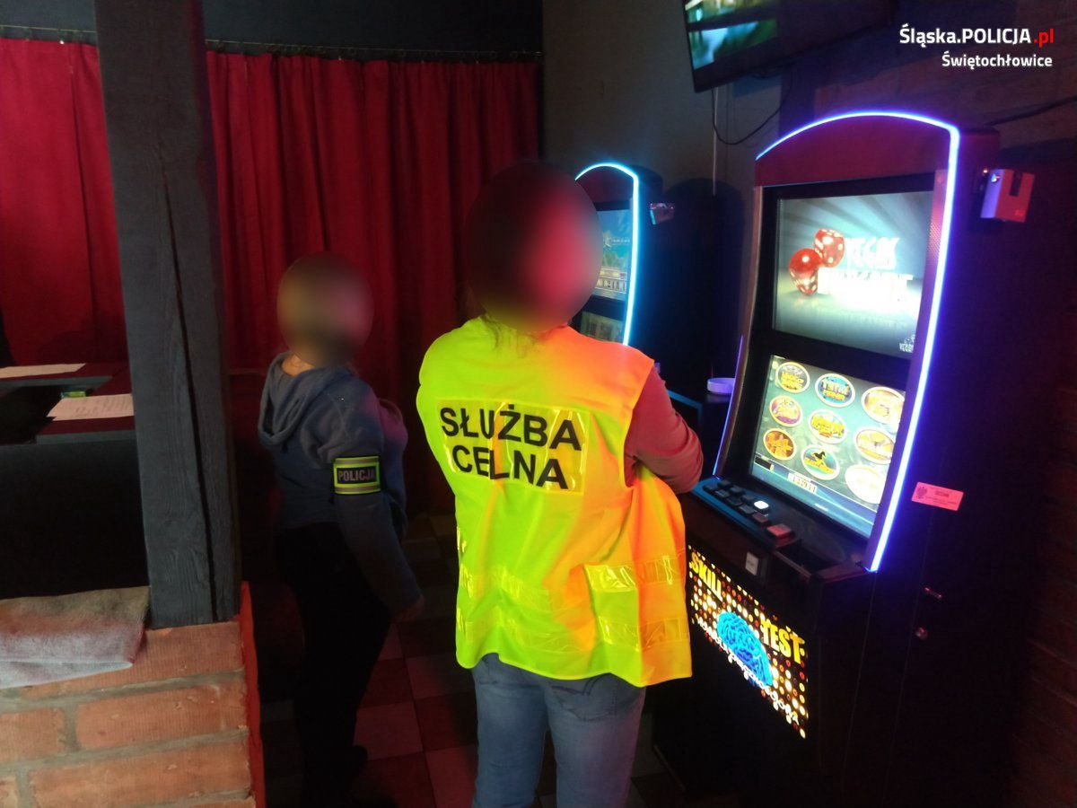 Świętochłowice. Policjanci przejęli trzy automaty do gier.