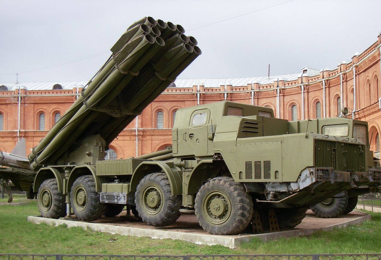 BM-30 Smiercz – rosyjski niszczyciel miast. Głowica waży 250 kg