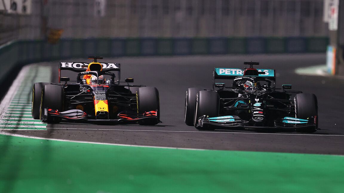 Zdjęcie okładkowe artykułu: Materiały prasowe / Red Bull / Na zdjęciu: Lewis Hamilton wyprzedza Maxa Verstappena w GP Arabii Saudyjskiej