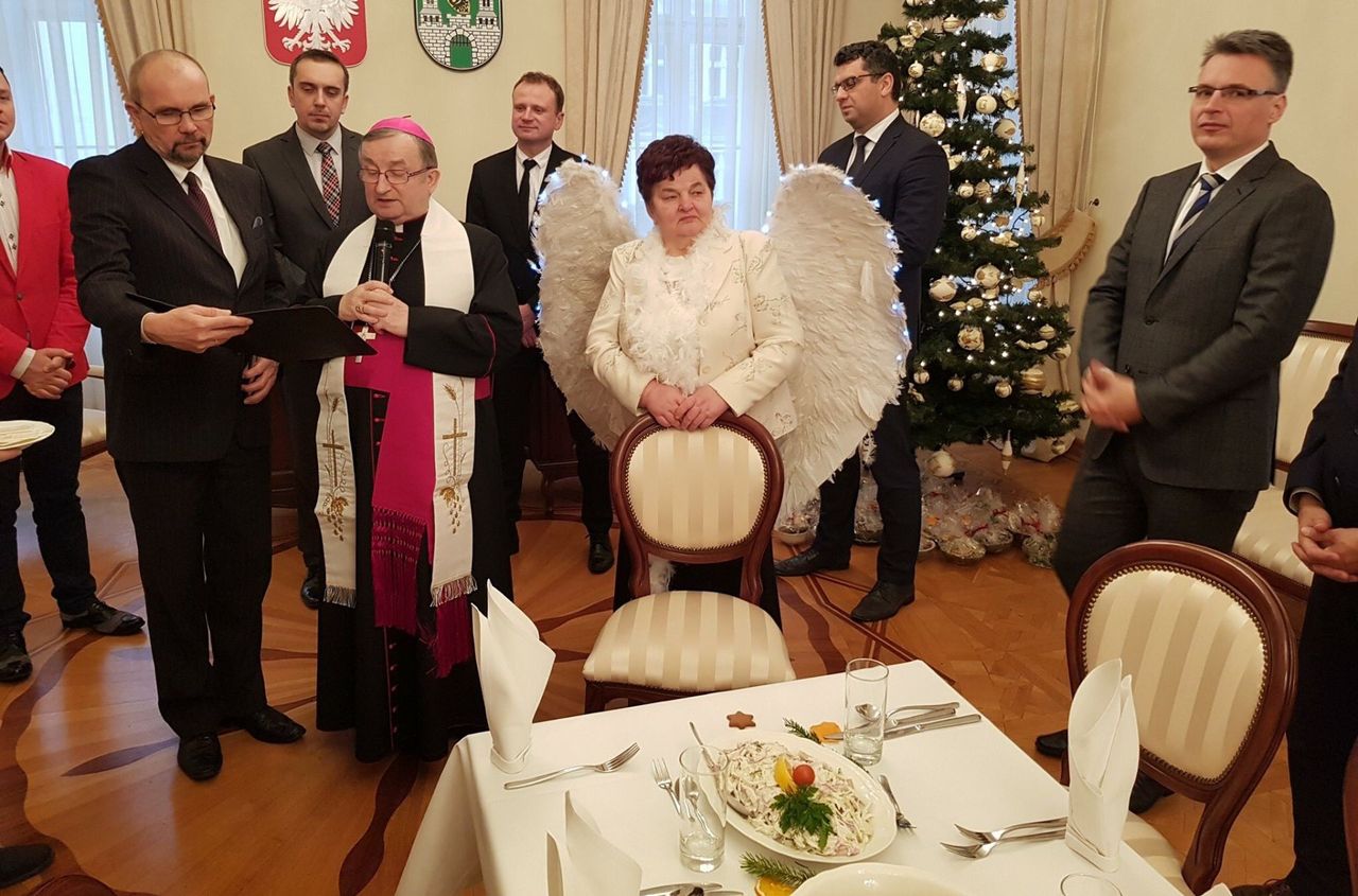 Wigilia radnych w Zielonej Górze. Na spotkaniu "objawił się" nowy aniołek Kaczyńskiego