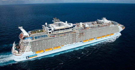 Tak wygląda największy statek wycieczkowy na co dzień. Symphony of the Seas to pływające miasto